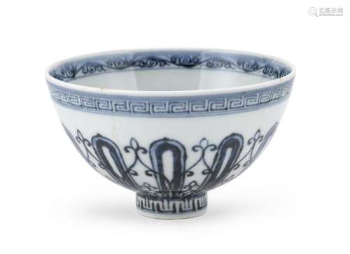 A BLUE AND WHITE PORCELAIN BOWL, CHINA, LATE 19TH CENTURY