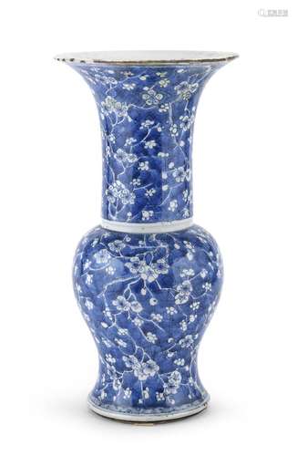 A BLUE AND WHITE PORCELAIN VASE, CHINA 20TH CENTURY