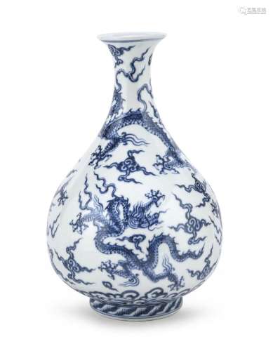 A BLUE AND WHITE PORCELAIN VASE, CHINA 20TH CENTURY