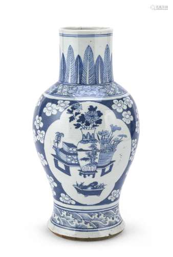 BLUE AND WHITE PORCELAIN VASE, CHINA EARLY 20TH CENTURY