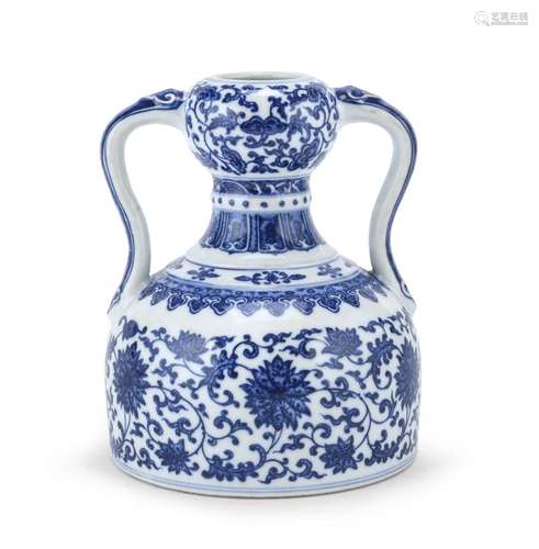 BLUE AND WHITE PORCELAIN VASE, CHINA 20TH CENTURY