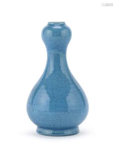 TURQUOISE-GLAZED PORCELAIN VASE, CHINA LATE 19TH CENTURY