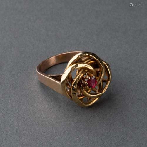 BAGUE Tourbillon Le chaton serti d'un petit rubis taille...