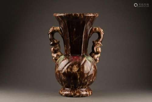 Vase avec anses Terre cuite sous couverte marbrée brune, bei...