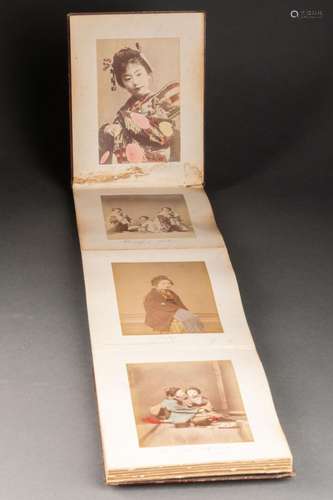 JAPON - Epoque MEIJI (1868-1912) Carnet contenant 12 photogr...