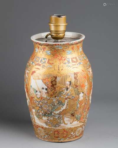 JAPON - Vers 1900 VASE à décor de scènes de samouraï et dign...