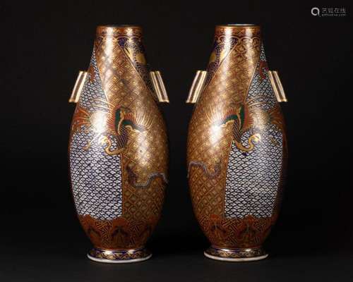 JAPON - Vers 1900Paire de VASES fuseau à anses tubulaires. D...