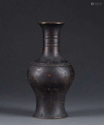 CHINE - Dynastie MING (1368-1644) Petit VASE balustre à long...