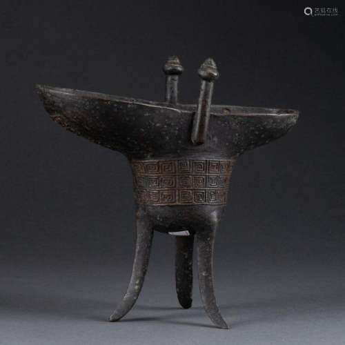 CHINE - Dynastie (1368-1644) COUPE libatoire à décor de troi...