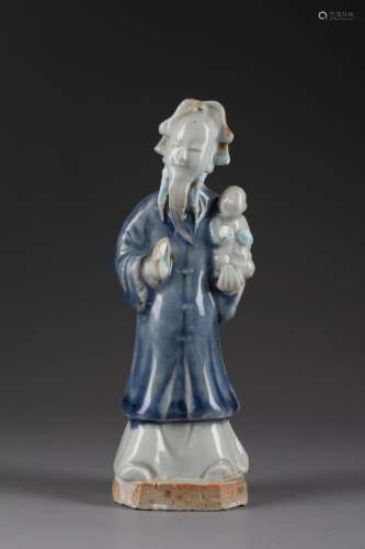 CHINE - XIXe siècleDignitaire tenant un enfant Porcelaine et...