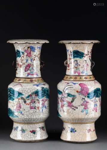 CHINE - Fin XIXe sièclePaire de VASES à panse cylindrique et...