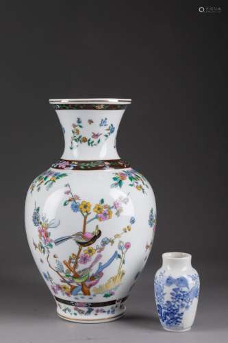 Lot comprenant : VASE de style chinois en porcelaine moderne...