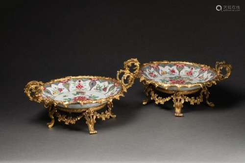 CHINE - Époque Yongzheng (1722-1735)Paire d'ASSIETTES à ...