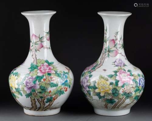 CHINE - Vers 1900 Deux VASES shiangping à décor floral et pê...