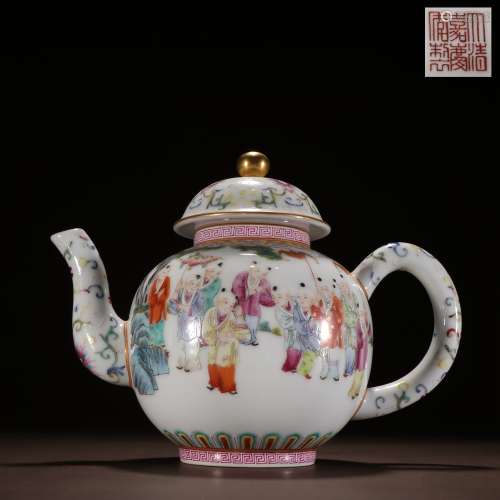 清嘉慶 粉彩嬰戲圖茶壺。