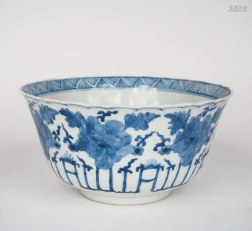 Chine, XIXe siècle, 
Coupe floriforme en porcelaine bla