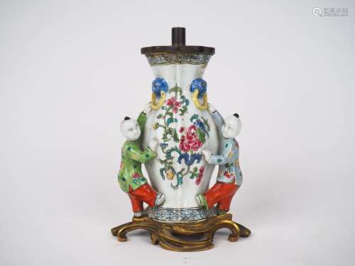 Chine période jiaqing, 
Vase d'applique en porcelaine e