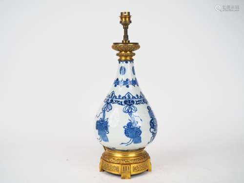 Chine, XVIIIe siècle,
Vase piriforme en porcelaine bleu