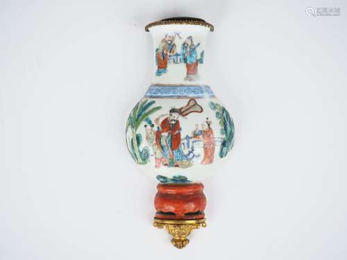 Chine, XIXe siècle,
Vase d’applique « biping » en porce