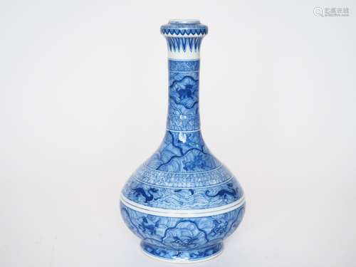 Chine, fin XIXe siècle, 
Vase bouteille en porcelaine b