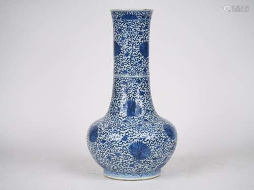 Chine, XVIIIe siècle, 
Vase en porcelaine bleu blanc à