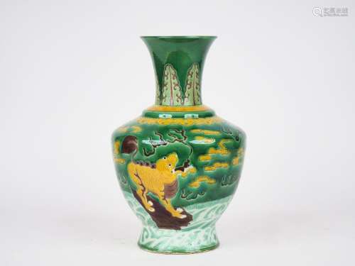 Chine, XIXe siècle, 
Vase en porcelaine émaillée sancai