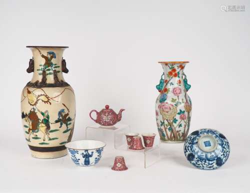 Chine, XIXe-XXe siècle, 
Ensemble en porcelaine compren