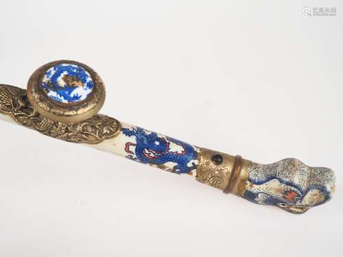 Chine du Sud, XXe siècle, 
Pipe à opium en porcelaine à