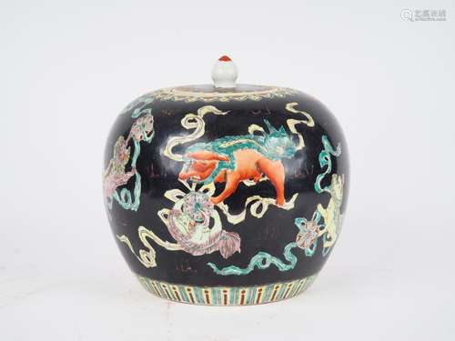 Chine, vers 1960,
Pot à gingembre en porcelaine style f