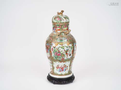 Canton, vers 1900, 
Vase balustre couvert en porcelaine