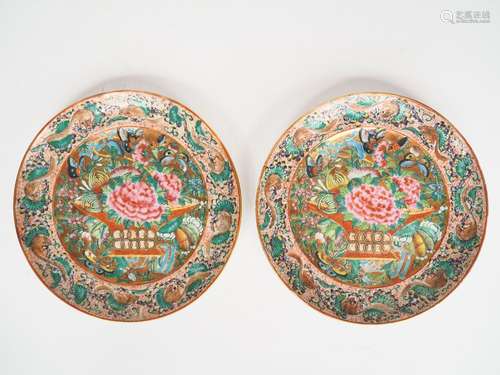 Canton, 1900, 
Paire d'assiettes en porcelaine de style