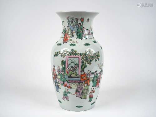 Chine, XXe siècle,
Vase de forme baluste en porcelaine