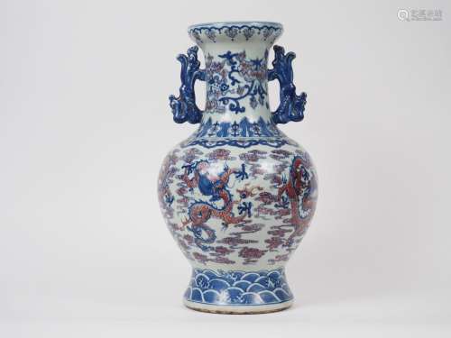 Chine, période République,
Vase de forme balustre en po