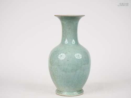 Chine, XXe siècle, 
Vase en porcelaine émaillée céladon