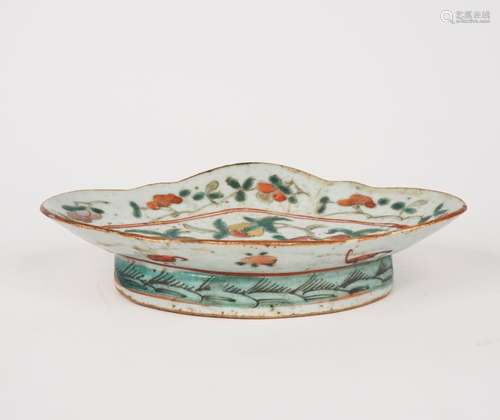 Chine, vers 1900, 
Ravier en porcelaine de forme polylo