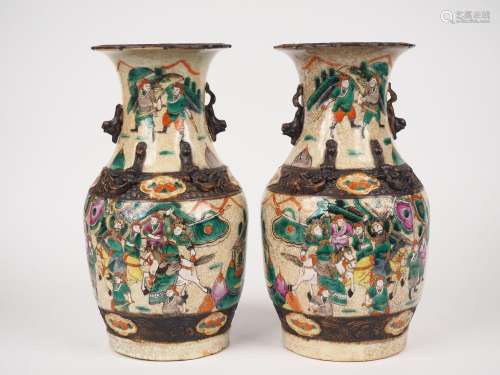 Nankin, vers 1920, 
Paire de vases de forme balustre en