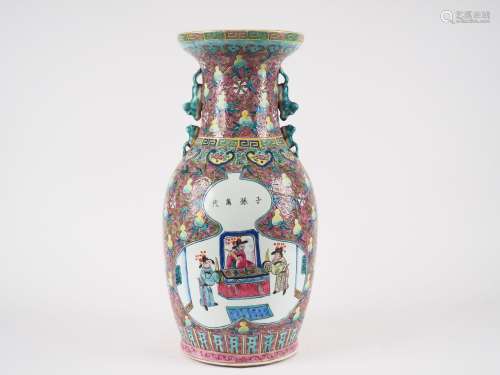 Chine, vers 1920,
Petit vase balustre en porcelaine et