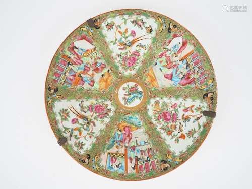 Chine, 1900,
Plat en porcelaine de Canton, à décor de f