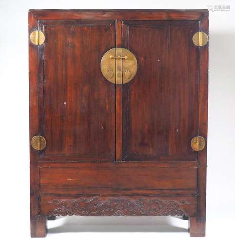 Chine, XXe siècle, 
Armoire en bois reposant sur quatre