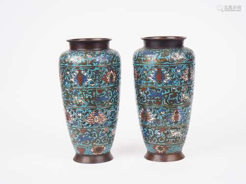 Japon, vers 1900, 
Paire de vases de forme ovoide en br