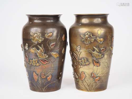 Japon, période Meiji, 
Paire de vases en bronze de pati