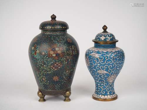 Japon et Chine 1900, 
Deux vases couverts en émaux cloi