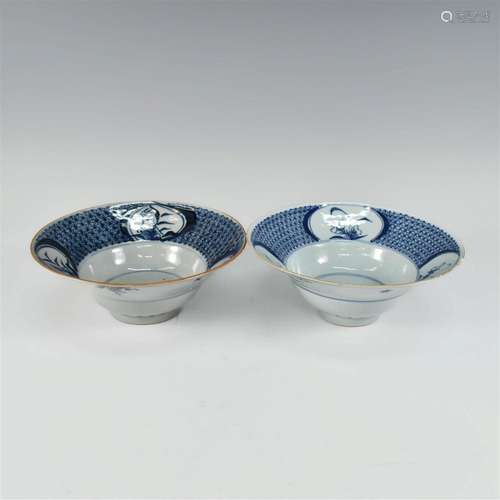 CHINESE PAIR OF BLUE AND WHITE BOWLS