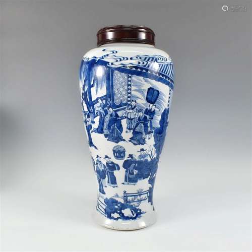 CHINESE KANGXI PERIOD BLUE AND WHITE VASE WITH WOODEN LID