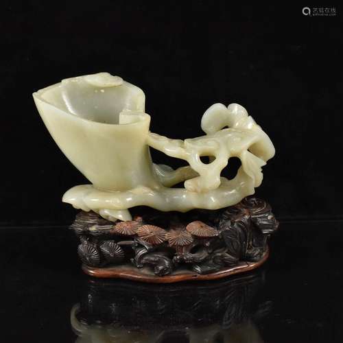 CHINESE WHITE JADE BRUSH WASH WITH ROSEWOOD STAND