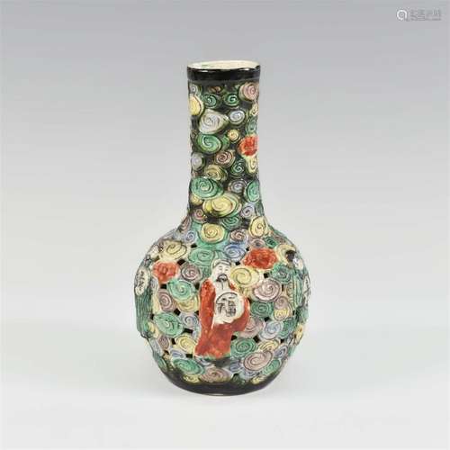 CHINESE QING PORCELAIN HOLLOWING OUT VASE WITH FIGURES