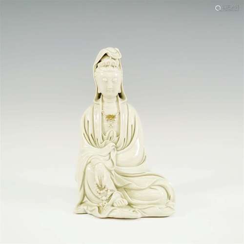 CHINESE DEHUA PORCELAIN GUANYIN STATUE