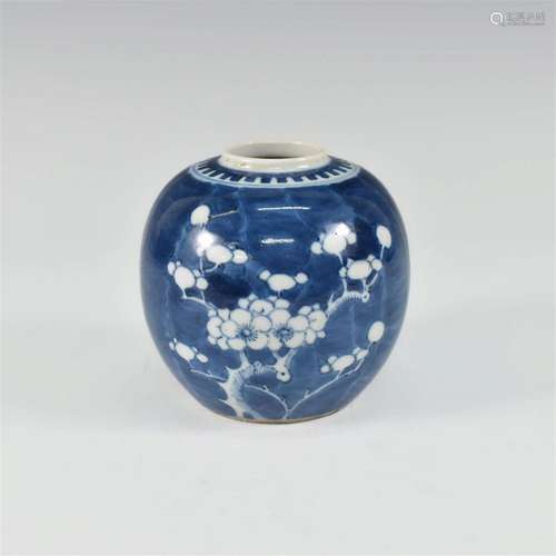 CHINESE BLUE AND WHITE PORCELAIN JAR WITH FLOWER