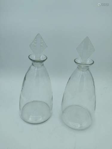 LALIQUE
Deux carafes en cristal modèle "raisin" av...