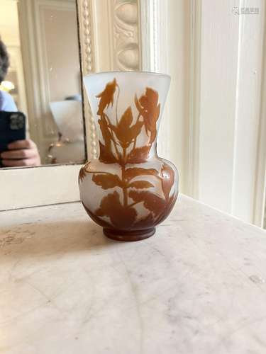 GALLE 
VASE en verre à décor de fleurs dégagé à l'acide